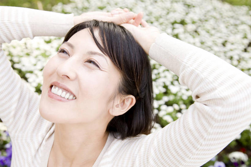 东方人,一个人,笑,微笑,室外,植物,亚洲,花坛,放松,生活方式,女人,亚洲人,年轻人,彩图