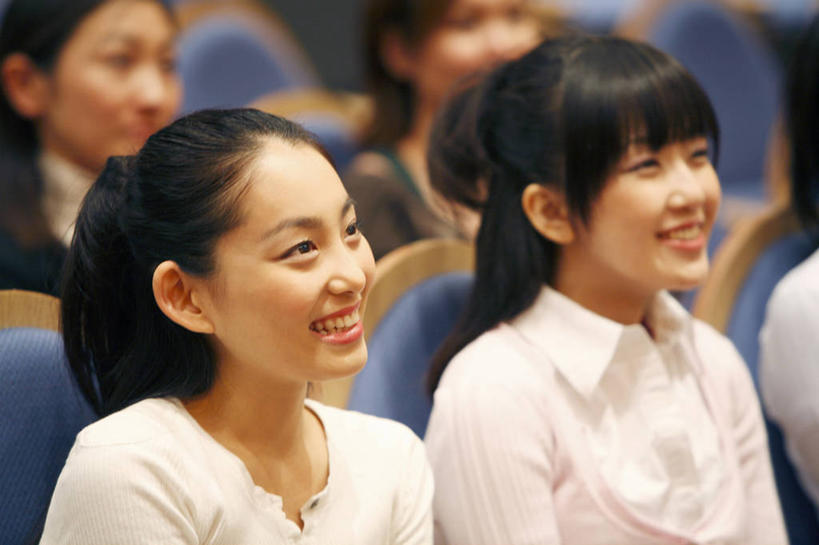 东方人,少年,观众,微笑,剧院,椅子,许多人,娱乐,座位,一群人,生活方式,享乐,女人,亚洲人,年轻人,彩图