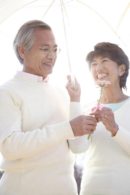 东方人,老年人,家庭,公园,微笑,室外,植物,缎带,树,温暖,温馨,一家人,生活方式,和睦,退休,异性恋,男人,男性,女人,亚洲人,彩图,爱,融洽