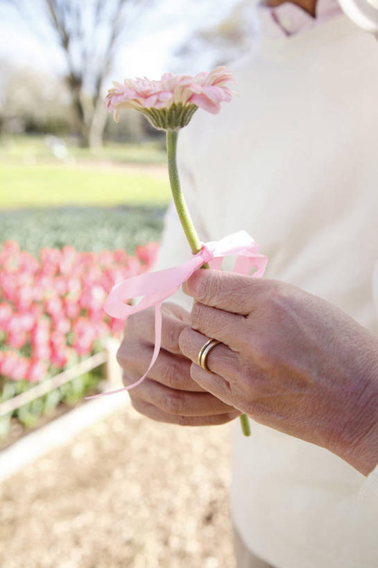 东方人,老年人,家庭,室外,植物,礼物,缎带,温暖,温馨,一家人,生活方式,和睦,退休,亚洲人,彩图,融洽