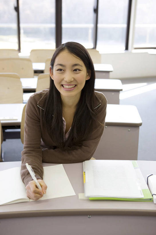 东方人,少年,学生,笑,微笑,窗户,书房,桌子,椅子,书桌,水笔,教室,生活方式,肖像,女人,亚洲人,年轻人,彩图