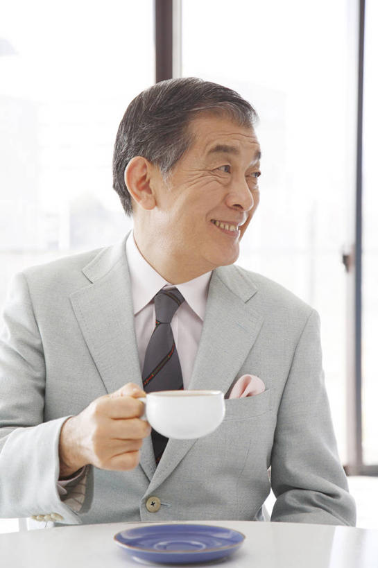 东方人,老年人,家庭,微笑,室外,窗户,茶叶,杯,温暖,温馨,一家人,和睦,退休,咖啡店,肖像,男人,男性,亚洲人,彩图,融洽