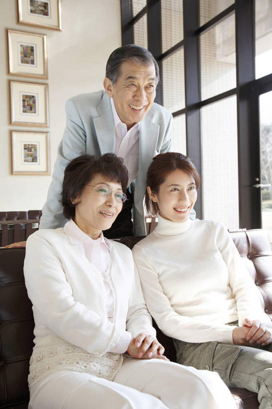 东方人,儿童,老年人,家庭,母亲,父亲,女儿,笑,微笑,室外,沙发,眼镜,温暖,温馨,一家人,和睦,退休,肖像,男人,男性,女人,亚洲人,彩图,融洽