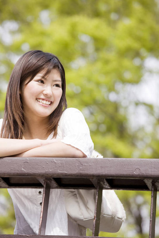 东方人,笑,微笑,立交桥,亚洲,人行桥,肖像,树篱,女人,亚洲人,年轻人,彩图