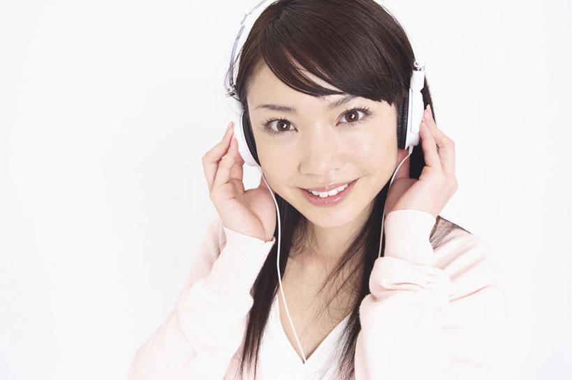 东方人,微笑,室内,白色背景,音乐,耳机,生活方式,肖像,女人,亚洲人,年轻人,彩图,影棚拍摄