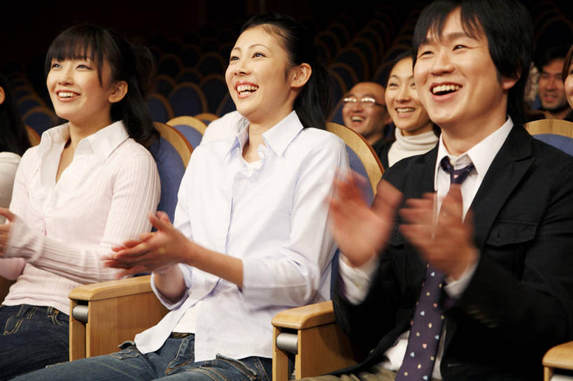 东方人,少年,观众,鼓掌,微笑,剧院,椅子,许多人,娱乐,座位,一群人,生活方式,享乐,男人,男性,女人,亚洲人,年轻人,拍手,彩图