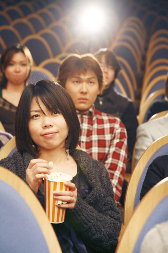 东方人,少年,观众,剧院,椅子,食品,杯,娱乐,小吃,座位,爆米花,生活方式,男人,男性,女人,亚洲人,年轻人,彩图