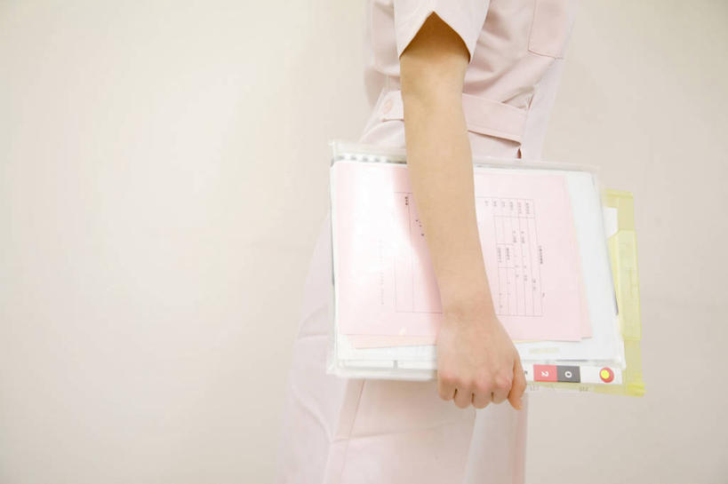 东方人,室内,白色背景,文件,生活方式,肖像,女人,亚洲人,年轻人,彩图,影棚拍摄,门诊部