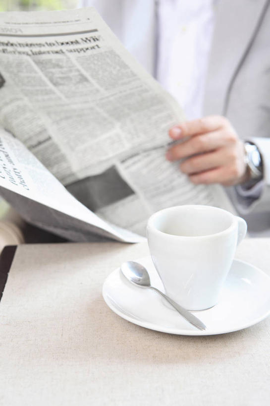 东方人,商务人士,商务,报纸,亚洲,杯,饮食,饮料,纯净水,早晨,咖啡店,男人,男性,亚洲人,彩图