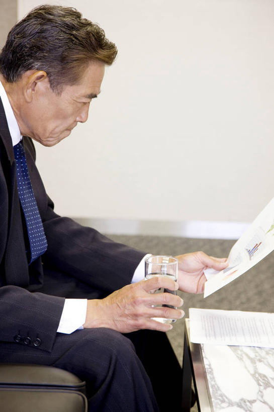 东方人,中年人,一个人,商务人士,办公室,室内,商务,水,亚洲,饮食,饮料,纯净水,职业,矿物质,男人,男性,亚洲人,彩图