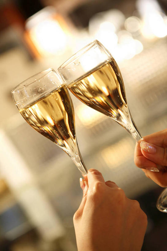 东方人,两个人,商务人士,商务女性,夜晚,成功,亚洲,套装,酒类,饮食,酒,饮料,纯净水,香槟,商务装,工薪阶层,异性恋,女人,亚洲人,白领,上班族,玻璃杯,彩图,爱