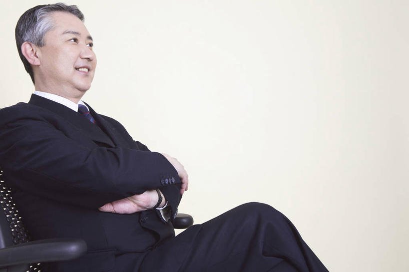 东方人,中年人,室内,白色背景,商务,椅子,生活方式,肖像,男人,男性,亚洲人,彩图,影棚拍摄,首席执行官