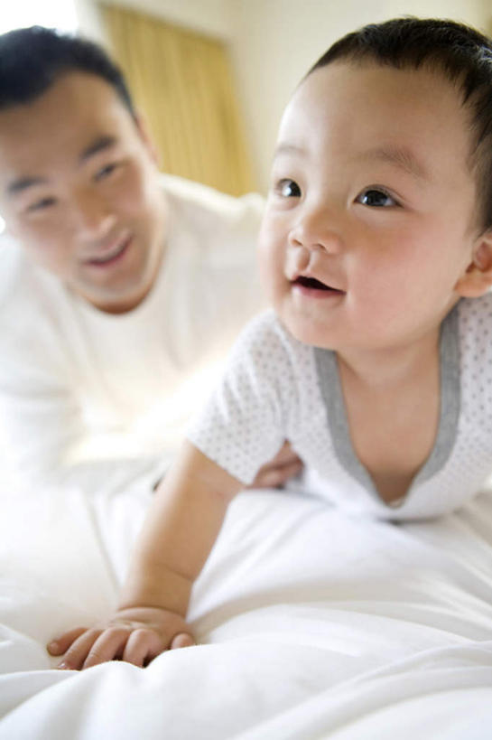 东方人,婴儿,儿童,中年人,两个人,家庭,父母,父亲,儿子,坐,躺,微笑,竖图,室内,特写,白天,正面,快乐,满意,幸福,纯洁,床,卧室,中国,连接,拿着,小孩,温暖,温馨,父子,一家人,爬,放松,可爱,探索,摄影,活泼,和睦,关爱,宝宝,东亚,纯真,烂漫,无邪,开端,伶俐,天真,男性,亚洲人,中国人,孩子,彩图,融洽