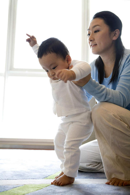 东方人,婴儿,儿童,中年人,两个人,家庭,父母,母亲,站,微笑,竖图,室内,白天,侧面,满意,纯洁,窗户,中国,连接,小孩,温暖,温馨,母子,一家人,可爱,童年,摄影,活泼,生长,协助,和睦,专心,起居室,关爱,宝宝,逆光,东亚,纯真,烂漫,无邪,发展,开端,伶俐,天真,男性,女性,亚洲人,中国人,孩子,步行,跪着,彩图,融洽