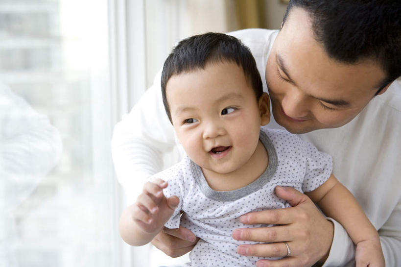 东方人,婴儿,儿童,中年人,脸,头,脸颊,两个人,家庭,父母,父亲,儿子,站,微笑,横图,室内,白天,侧面,满意,幸福,纯洁,窗户,中国,连接,拿着,肩膀,小孩,温暖,温馨,父子,一家人,可爱,童年,摄影,活泼,和睦,关爱,运送,宝宝,东亚,纯真,烂漫,无邪,开端,伶俐,天真,男性,亚洲人,中国人,孩子,头部,脸部,脸蛋,面部,触摸,彩图,融洽