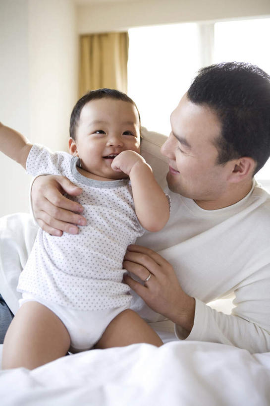 东方人,婴儿,儿童,中年人,两个人,家庭,父母,父亲,儿子,躺,微笑,竖图,室内,白天,正面,快乐,满意,幸福,纯洁,床,中国,连接,拿着,小孩,温暖,温馨,父子,一家人,放松,可爱,摄影,活泼,和睦,享乐,关爱,宝宝,东亚,纯真,烂漫,无邪,开端,无忧无虑,伶俐,天真,男性,亚洲人,中国人,孩子,触摸,彩图,融洽
