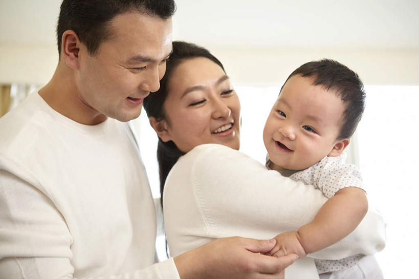 东方人,婴儿,儿童,中年人,三个人,家庭,父母,母亲,父亲,儿子,站,微笑,横图,室内,白天,侧面,快乐,幸福,纯洁,中国,连接,拿着,小孩,温暖,温馨,一家人,可爱,童年,摄影,活泼,和睦,关爱,运送,宝宝,东亚,纯真,烂漫,无邪,开端,无忧无虑,伶俐,天真,男性,女人,女性,亚洲人,中国人,孩子,触摸,手牵手,半身,彩图,融洽