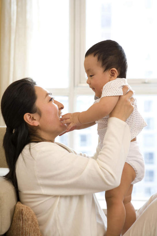 东方人,婴儿,儿童,中年人,两个人,家庭,父母,母亲,微笑,竖图,室内,白天,侧面,快乐,纯洁,中国,连接,小孩,温暖,温馨,母子,一家人,面对面,可爱,乐趣,童年,摄影,活泼,和睦,起居室,享乐,关爱,宝宝,逆光,东亚,纯真,烂漫,无邪,开端,无忧无虑,伶俐,天真,男性,女性,亚洲人,中国人,孩子,半身,彩图,融洽