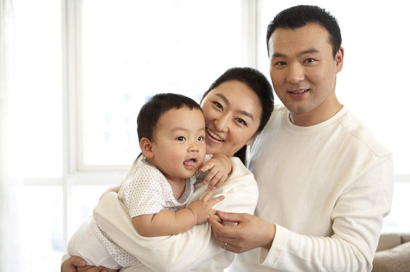 东方人,婴儿,儿童,中年人,三个人,家庭,父母,母亲,父亲,儿子,站,微笑,横图,室内,白天,侧面,快乐,幸福,纯洁,中国,连接,拿着,小孩,张嘴,温暖,温馨,一家人,可爱,摄影,活泼,和睦,关爱,运送,宝宝,张大嘴巴,东亚,纯真,烂漫,无邪,开端,伶俐,天真,男性,女人,女性,亚洲人,中国人,孩子,全家福,张开嘴,触摸,手牵手,半身,彩图,融洽