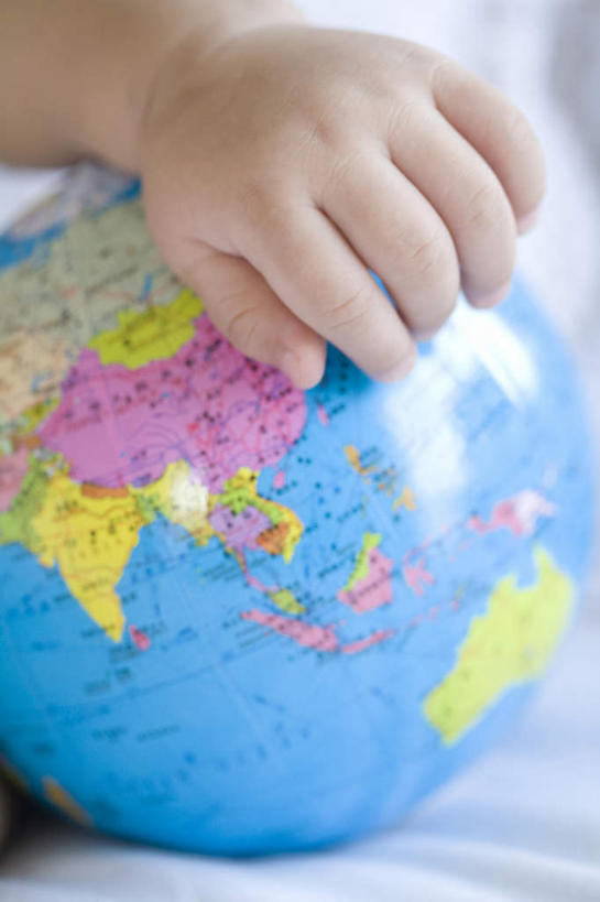 东方人,婴儿,儿童,手,一个人,竖图,室内,特写,正面,纯洁,仅一个人,地球仪,联系,拿着,小孩,可爱,摄影,活泼,简单,宝宝,比例,纯真,烂漫,无邪,开端,伶俐,天真,亚洲人,中国人,孩子,触摸,彩图,了解,弱点