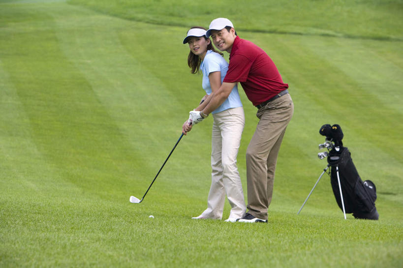 东方人,成年人,中年人,老年人,两个人,丈夫,妻子,运动员,站,微笑,室外,白天,正面,运动服,度假,快乐,幸福,运动,团队,北京,中国,亚洲,摇摆,高尔夫球,表格,训练,拿着,高尔夫球场,草,绿色,教,休闲,放松,乐趣,击打,财富,生活方式,协助,支撑,专心,高尔夫球杆,享乐,练习,华贵,决心,求助,渴望,东亚,高尔夫球包,异性恋,体育活动,高尔夫球运动,老年男性,男人,男性,女人,女性,中年女性,亚洲人,中国人,休闲活动,彩图