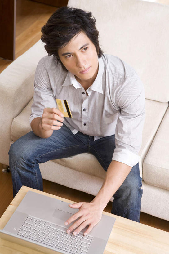 东方人,成年人,一个人,家庭,俯视,室内,白天,购物,信用卡,消费,笔记本电脑,互联网,沙发,中国,仅一个男性,仅一个人,敲打,联系,注视,输入,仅一个年轻男性,打字,观察,看,休闲,思考,温暖,温馨,一家人,零售,想,沉思,斜视,生活方式,观看,点击,敲击,和睦,察看,便利,起居室,舒适,鄙视,购买,关注,网上银行,网上冲浪,东亚,藐视,讽刺,蔑视,嘲笑,无线电技术,按键,计算机,男人,男性,年轻男性,亚洲人,年轻人,电子商务,半身,彩图,高角度拍摄,融洽,白色人种,朝鲜族
