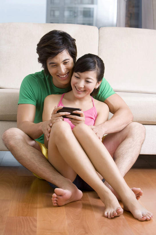 东方人,成年人,两个人,家庭,夫妻,坐,笑,微笑,露齿笑,室内,白天,正面,爱情,快乐,幸福,窗户,沙发,中国,连接,浪漫,拿着,刺激,休闲,温暖,温馨,一家人,调情,恩爱,搭,恋人,生活方式,和睦,起居室,舒适,享乐,搭着,东亚,无线电技术,异性恋,男人,男性,年轻男性,年轻女性,女人,女性,亚洲人,中国人,年轻人,夫妇,情侣,触摸,拥抱,坐着,彩图,伴侣,融洽,朝鲜族,挨着,计算机游戏