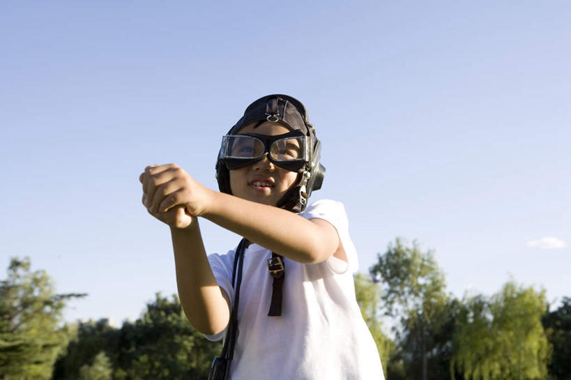 东方人,儿童,一个人,飞行员,站,举,微笑,室外,白天,正面,快乐,兴奋,自由,幸福,纯洁,北京,日光,中国,亚洲,仅一个男性,仅一个人,古典,飞,刺激,树,小孩,春天,托,仅一个小孩,季节,可爱,乐趣,力量,童年,童趣,生长,操纵杆,环境,享乐,愉悦,梦想,想象,童真,渴望,东亚,烂漫,无邪,万里无云,想法,天真,男孩,男人,男性,亚洲人,中国人,孩子,举起,举手,举着,向上举,向上伸,向上托,半身,彩图,男生