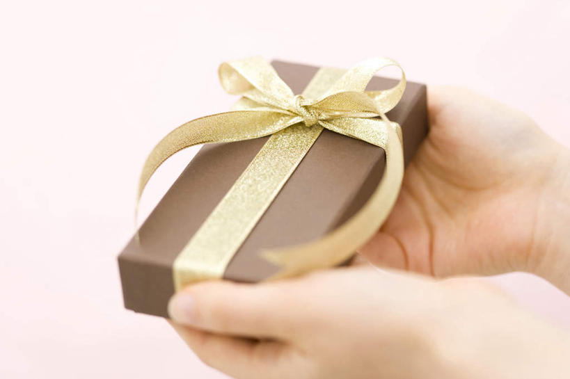 手,特写,礼物,包装,缎带,圣诞礼物,拿着,盒子,惊奇,彩图,影棚拍摄,给予