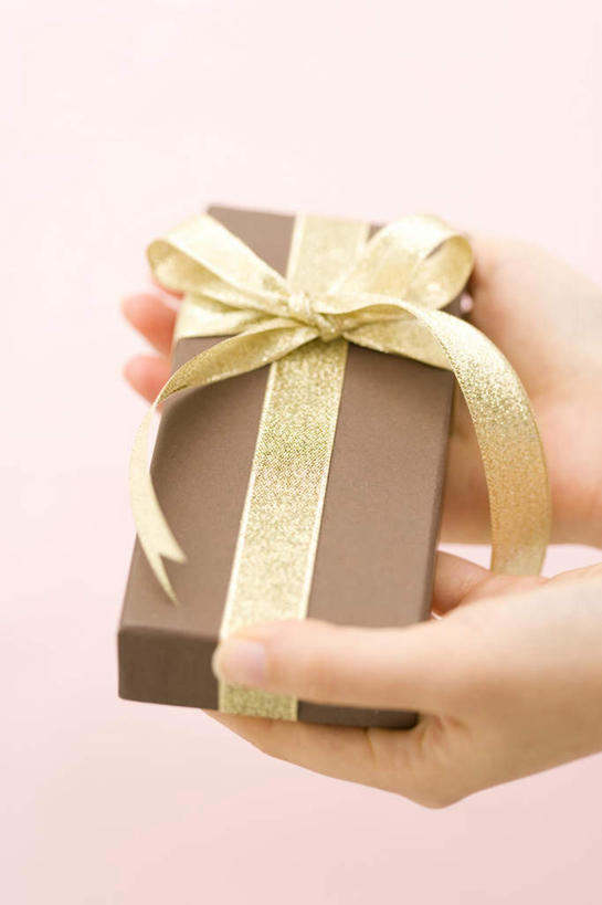 手,特写,礼物,包装,缎带,圣诞礼物,拿着,盒子,惊奇,彩图,影棚拍摄,给予