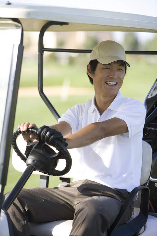 一个人,微笑,室外,白天,正面,幸福,运动,北京,中国,亚洲,仅一个男性,仅一个人,休闲装,高尔夫球场,仅一个年轻男性,放松,乐趣,享乐,驾车,东亚,高尔夫球车,高尔夫球包,高尔夫球运动,男人,男性,年轻男性,中国人,年轻人,休闲活动,半身,彩图,欢乐