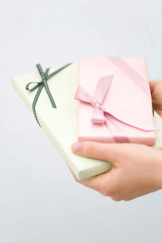 手,特写,礼物,包装,缎带,圣诞礼物,拿着,盒子,惊奇,彩图,影棚拍摄,给予