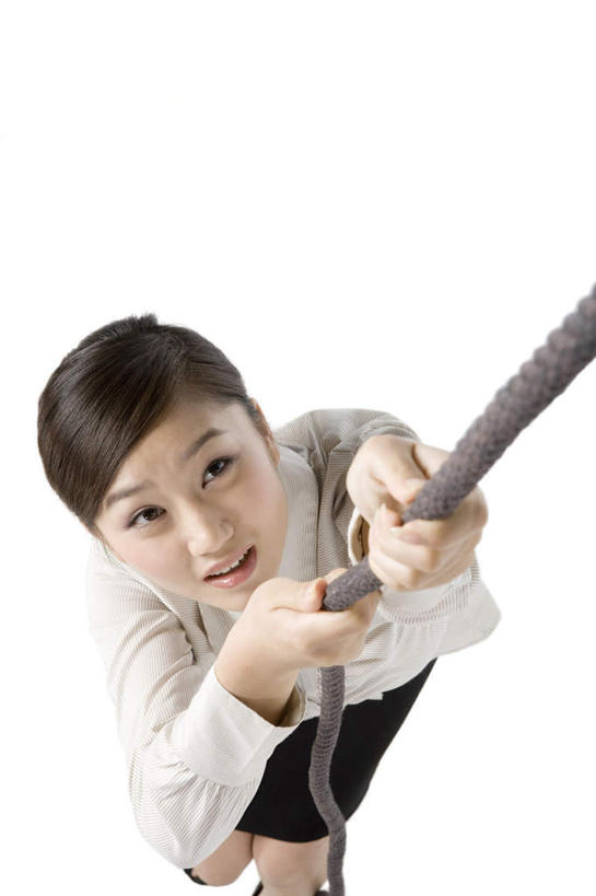 东方人,成年人,脸,头,脸颊,一个人,商务人士,秘书,商务女性,举,攀登,俯视,白色背景,正面,裙子,商务,中国,仅一个年轻女性,仅一个女性,仅一个人,套装,服装,肩膀,衣服,绳子,托,职业,活力,摄影,服饰,奋斗,影棚,衣着,穿着,摄影棚,决心,商务装,问题,挑战,工薪阶层,渴望,东亚,衣饰,年轻女性,女人,女性,亚洲人,中国人,年轻人,头部,脸部,脸蛋,面部,白领,上班族,举起,举手,举着,向上举,向上伸,向上托,彩图,高角度拍摄,影棚拍摄,拍摄,办公室职员,爬绳