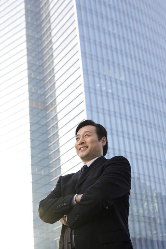 东方人,成年人,中年人,老年人,一个人,商务人士,商务男性,笑,双手交叉,微笑,露齿笑,室外,留白,正面,衬衫,商务,快乐,骄傲,成功,信心,城市,建筑,摩天大楼,北京,中国,亚洲,仅一个男性,仅一个人,仅一个中年男性,套装,领带,首都,方向,职业,办公大楼,财富,灵感,领导,双手抱胸,享乐,经理,都市风光,决心,商务装,梦想,市区,工薪阶层,渴望,东亚,责任,把握,金融区,老年男性,男人,男性,中年男性,亚洲人,中国人,白领,上班族,半身,彩图,衬衣,北京CBD,首席执行官,了解,掌控