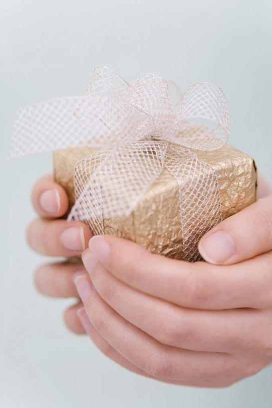 手,特写,礼物,包装,缎带,圣诞礼物,拿着,盒子,惊奇,彩图,影棚拍摄,给予