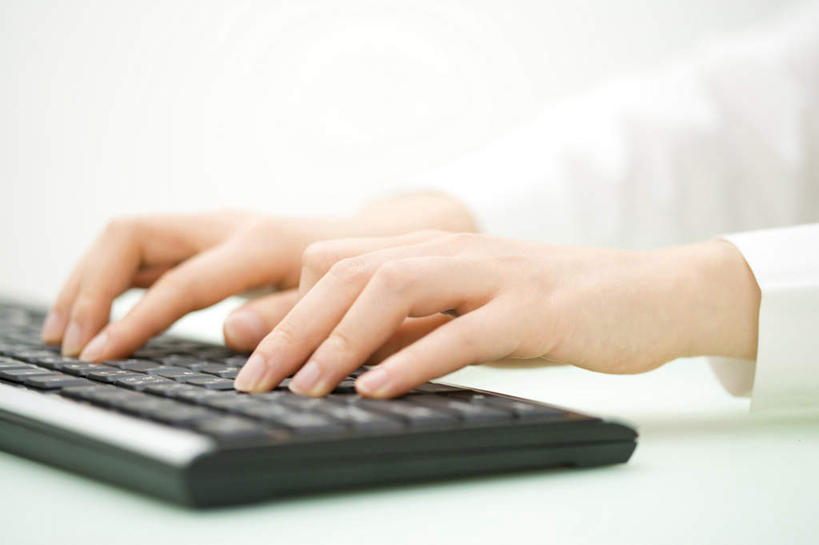 手,一个人,特写,留白,键盘,敲打,输入,输入设备,通讯设备,打字,点击,敲击,控制,通信设备,按键,电脑键盘,计算机,彩图,影棚拍摄