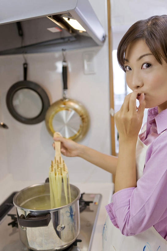 东方人,成年人,一个人,家庭,站,微笑,室内,晚餐,厨房,仅一个年轻女性,仅一个女性,仅一个人,围裙,休闲,温暖,温馨,一家人,生活方式,和睦,意大利细面条,无忧无虑,年轻女性,女人,女性,亚洲人,年轻人,休闲活动,烹调,半身,融洽