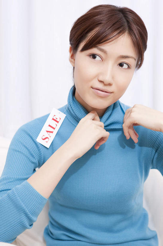 东方人,成年人,一个人,室内,毛衣,仅一个年轻女性,仅一个女性,仅一个人,年轻女性,女人,女性,亚洲人,年轻人,半身