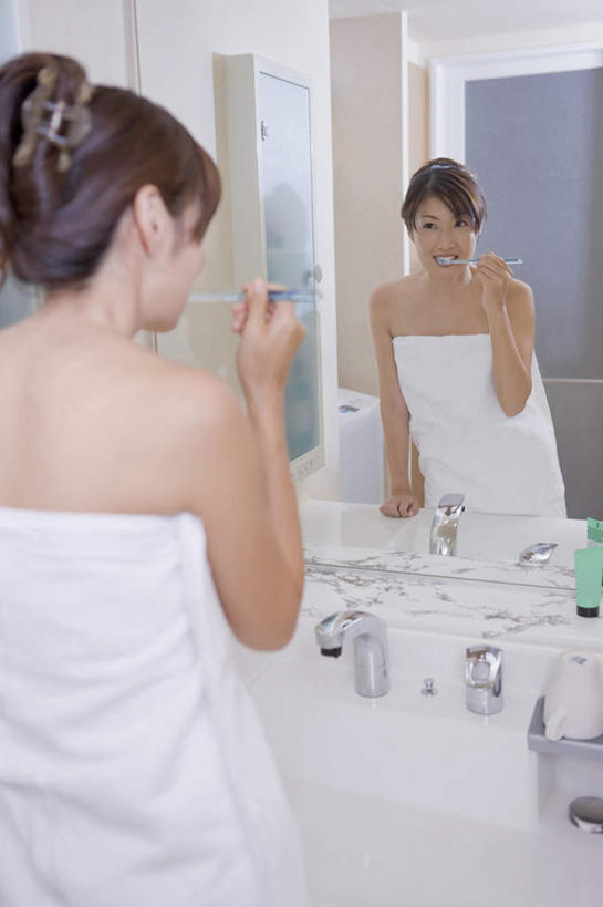 东方人,成年人,一个人,站,室内,镜子,浴室,仅一个年轻女性,仅一个女性,仅一个人,刷,毛巾,早晨,口腔卫生,年轻女性,女人,女性,亚洲人,年轻人,半身