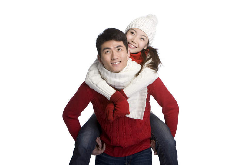 东方人,成年人,背,两个人,笑,微笑,露齿笑,横图,留白,白色背景,正面,毛衣,快乐,友谊,幸福,帽子,北京,中国,亚洲,连接,冬天,浪漫,刺激,手套,围巾,背着,向上看,寒冷,搭,摄影,搭着,运送,东亚,编织帽,背负,男人,男性,年轻男性,年轻女性,女人,女性,亚洲人,中国人,年轻人,拥抱,半身,彩图,影棚拍摄,雪靴,伴侣