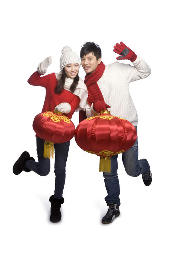 东方人,成年人,两个人,笑,微笑,露齿笑,竖图,白色背景,正面,毛衣,快乐,幸福,运气,帽子,照明,北京,中国,春节,亚洲,庆祝,灯笼,纸灯笼,冬天,挥手,拿着,刺激,红色,手套,围巾,灯具,寒冷,摄影,照亮,照明设备,中国文化,问候,东亚,编织帽,男人,男性,年轻男性,年轻女性,女人,女性,亚洲人,中国人,年轻人,彩图,影棚拍摄,雪靴,伴侣