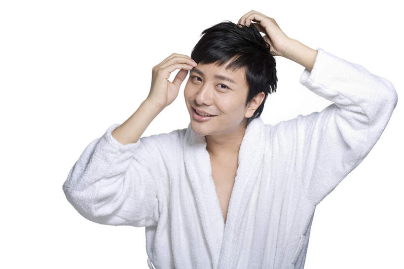 东方人,成年人,头发,一个人,举,笑,摸,微笑,露齿笑,横图,白色背景,正面,化妆,美容,幸福,北京,中国,亚洲,仅一个男性,仅一个人,抚摸,护肤,准备,长袍,干净,裸露,仅一个年轻男性,黑色,托,保养,享受,休闲,放松,活力,保健,摄影,护发素,卫生,清新,肖像,裸,东亚,养颜,美发用品,柔和,男人,男性,年轻男性,亚洲人,中国人,年轻人,触摸,接触,举起,举手,举着,向上举,向上伸,向上托,半身,彩图,影棚拍摄,SPA美容,英俊