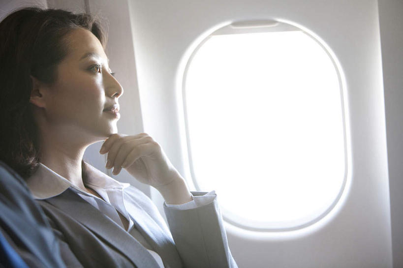 东方人,成年人,中年人,一个人,商务人士,商务女性,横图,白天,侧面,衬衫,商务,讨论,通讯,旅途,窗户,飞机,日光,中国,亚洲,仅一个女性,仅一个人,行人,游客,游人,撑,套装,交通,联系,托腮,航空,飞,路人,旅客,交通工具,托,仅一个中年女性,职业,决定,想,沉思,运输,摄影,生活方式,客机,托下巴,载具,肖像,商务装,车座,工薪阶层,东亚,责任,过客,女人,女性,中年女性,亚洲人,中国人,白领,上班族,半身,彩图,旅行,商务旅行,商务机