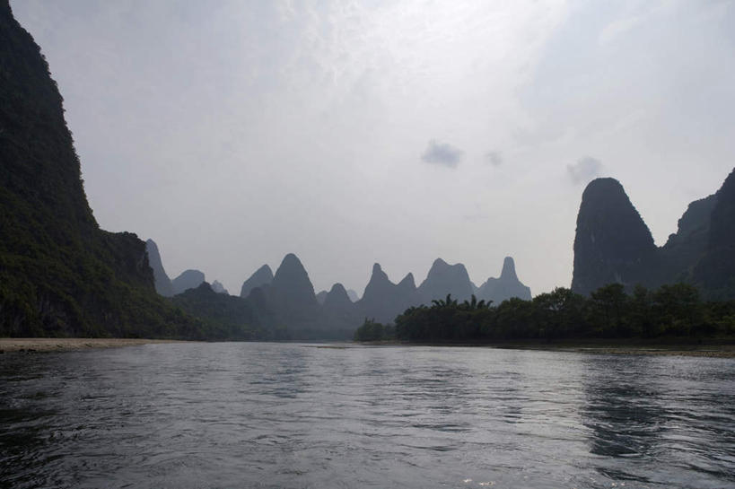 无人,横图,室外,白天,旅游,度假,河流,美景,山,山脉,水,船,桂林,中国,亚洲,地形,景观,水面,喀斯特,娱乐,风景,自然,地标建筑,享受,休闲,景色,放松,摄影,宁静,中国文化,自然风光,自然现象,东亚,东亚文化,漓江,广西壮族自治区,自然地理,彩图,桂林山水