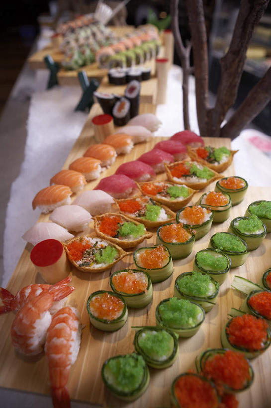 三文鱼,寿司,鱼子酱,无人,竖图,室内,特写,黄瓜,北京,中国,亚洲,丰富,日本文化,木制,虾,鱼肉,日本料理,食品,饮食,摄影,清新,东亚,健康食物,海产,彩图