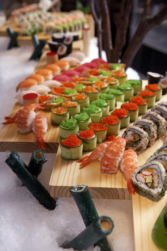 三文鱼,寿司,鱼子酱,无人,竖图,室内,特写,黄瓜,北京,中国,亚洲,丰富,日本文化,木制,冰,肉,虾,鱼肉,日本料理,食品,饮食,摄影,清新,东亚,健康食物,海产,彩图