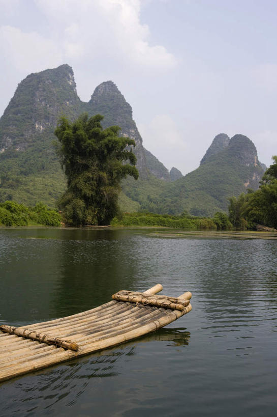 无人,横图,室外,白天,旅游,度假,河流,美景,山,山脉,水,船,竹子,桂林,中国,亚洲,材料,地形,景观,水面,喀斯特,娱乐,树,风景,自然,地标建筑,享受,休闲,景色,放松,摄影,宁静,漂流,中国文化,自然风光,自然现象,东亚,东亚文化,漓江,广西壮族自治区,自然地理,彩图,桂林山水