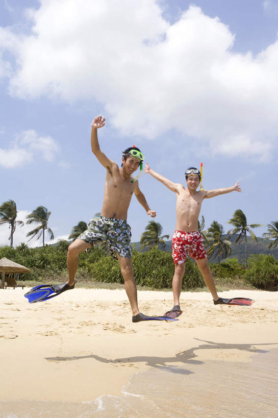 东方人,一个人,两个人,跳,笑,微笑,露齿笑,竖图,室外,白天,正面,仰视,泳装,旅游,度假,时尚,快乐,友谊,幸福,美景,三亚,中国,亚洲,仅一个男性,仅一个人,泳裤,潜水镜,沙子,眼镜,泳镜,景观,云,半空,娱乐,仅一个年轻男性,天空,自然,游泳眼镜,夏天,享受,休闲,景色,放松,乐趣,沙滩裤,摄影,脚蹼,呼吸管,酷,享乐,自然风光,肖像,东亚,海南岛,万里无云,男人,男性,年轻男性,亚洲人,中国人,年轻人,海滩,休闲活动,彩图,低角度拍摄,旅行,欢乐,开合跳