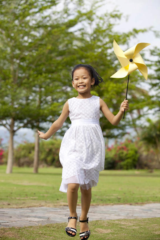 东方人,儿童,一个人,公园,笑,微笑,露齿笑,竖图,室外,白天,正面,旅游,度假,快乐,兴奋,幸福,纯洁,美景,纸风车,玩具,三亚,中国,亚洲,仅一个女性,仅一个人,景观,拿着,休闲装,娱乐,刺激,草,树,小孩,绿色,白色,自然,夏天,仅一个小孩,享受,休闲,景色,放松,可爱,童年,童趣,摄影,生活方式,自然风光,肖像,童真,东亚,烂漫,无邪,海南岛,蹦,天真,女孩,女人,女性,亚洲人,中国人,孩子,休闲活动,彩图,女生,太阳裙