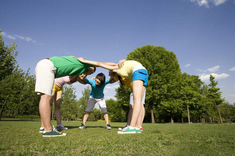 东方人,公园,横图,室外,白天,旅游,度假,时尚,友谊,团队,美景,北京,中国,亚洲,准备,景观,田地,联系,休闲装,娱乐,草,树,背面,绿色,天空,自然,春天,夏天,享受,休闲,景色,放松,搭,摄影,生活方式,酷,搭着,关爱,自然风光,聚集,东亚,队员,男人,男性,年轻男性,年轻女性,女人,女性,亚洲人,中国人,年轻人,拥抱,彩图